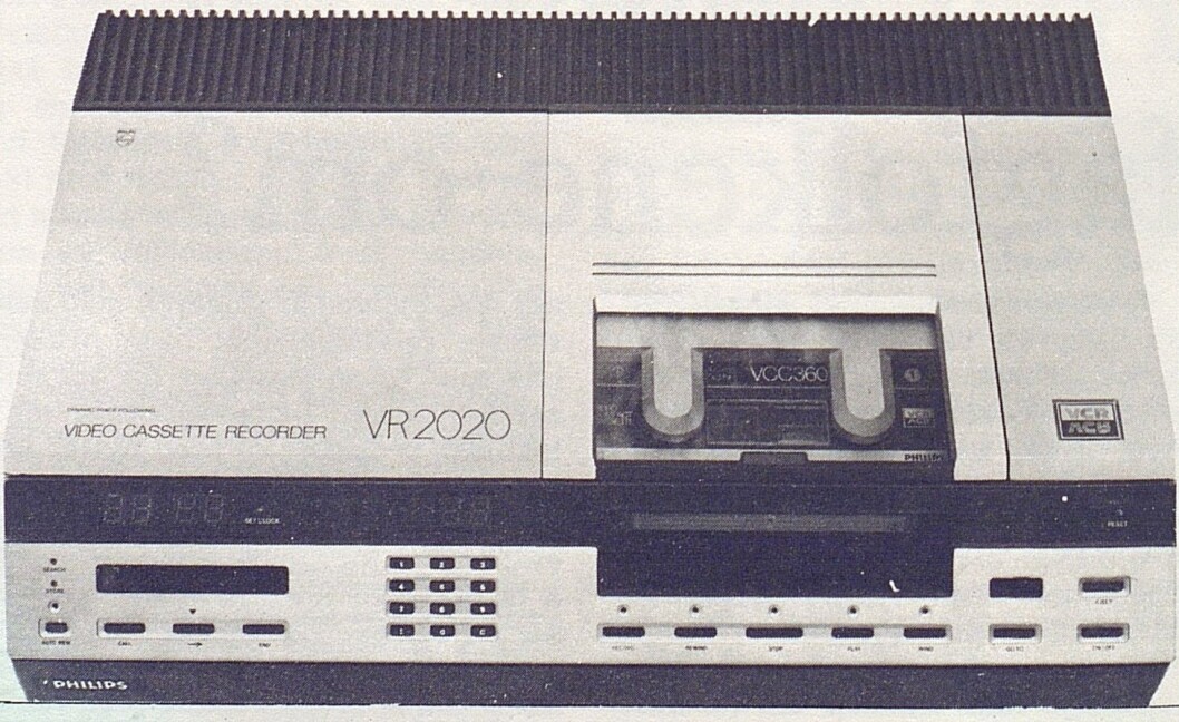 TV-kassettopptakeren Philips VR 2020. Bilde fra Radiobransjen nr. 7/1979. TV-kassettopptakeren Philips VR 2020. Bilde fra Radiobransjen nr. 7/1979.