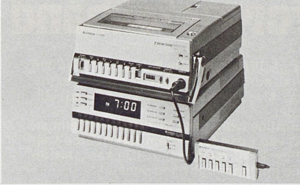Hitachis kompakte, bærbare opptaker (her plassert på toppen av den tilhørende TV-tuner for stasjonært bruk) har touchbetjening og veier bare 6,8 kg med batteri. Bilde fra Radiobransjen nr. 10/1979.