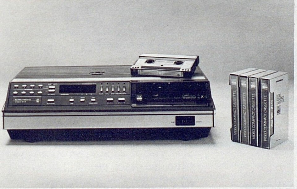 Et eksempel på det nye, europeiske Video 2000 systemet; her representert ved en maskin av Grundig-fabrikat. Grundig benytter U-båndføring i motsetning til Philips' M-båndføring, men en Philips-kassett kan likevel spilles på en Grundig-maskin og omvendt. Bilde fra Radiobransjen nr. 10/1979.