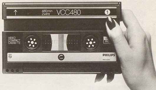 Kassettene i det nye systemet Video 2000 fra Philips er ikke større enn ca. 18x11 cm. Bilde fra Radiobransjen nr. 7/1979. Kassettene i det nye systemet Video 2000 fra Philips er ikke større enn ca. 18x11 cm. Bilde fra Radiobransjen nr. 7/1979.