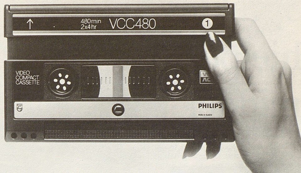 Kassettene i det nye systemet Video 2000 fra Philips er ikke større enn ca. 18x11 cm. Bilde fra Radiobransjen nr. 7/1979.