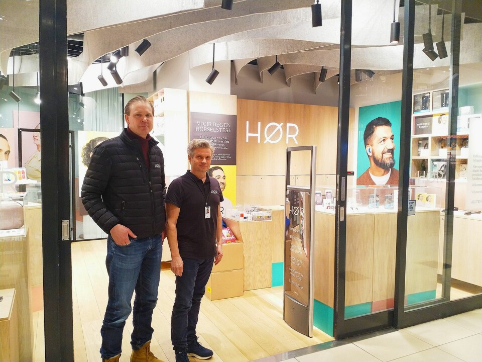 Produkt- og butikksjef Thomas Børde og gründer og daglig leder Harald Næs har fått Snøhetta til å designe butikken på Byporten i Oslo. Foto: Marte Ottemo
