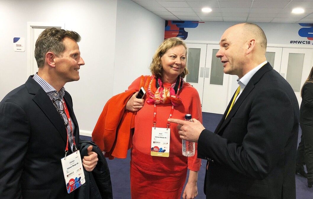 Fra venstre konstituert teknisk direktør Christer Eneroth, Skandinaviasjef Berit Svendsen og Bjørn Ivar Moen (leder mobil) i Telenor, under MWC i Barcelona. Foto: Telenor Fra venstre konstituert teknisk direktør Christer Eneroth, Skandinaviasjef Berit Svendsen og Bjørn Ivar Moen (leder mobil) i Telenor, under MWC i Barcelona. Foto: Telenor