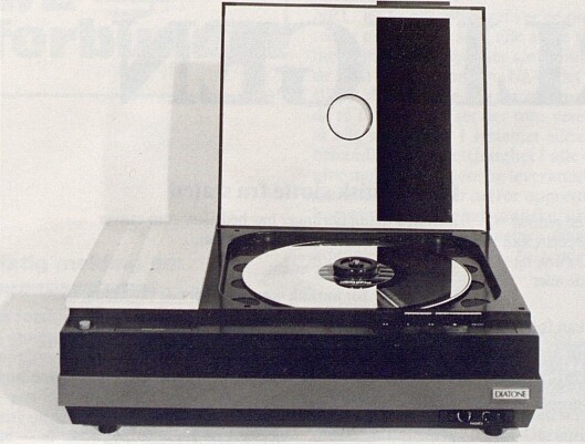 Mitsubishi viste også en VLP-spiller modifisert for lydgjengivelse. Blant annet var hastigheten her satt ned til 400 omdr./min. Bilde fra Radiobransjen nr. 10/1979. Mitsubishi viste også en VLP-spiller modifisert for lydgjengivelse. Blant annet var hastigheten her satt ned til 400 omdr./min. Bilde fra Radiobransjen nr. 10/1979.