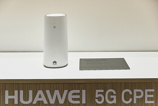Huawei-sjef Richard Yu lansere selskapets 5G Customer-premises equipment-ruter (CPE) på World Mobile Congress. Foto: Huawei. Huawei-sjef Richard Yu lansere selskapets 5G Customer-premises equipment-ruter (CPE) på World Mobile Congress. Foto: Huawei.