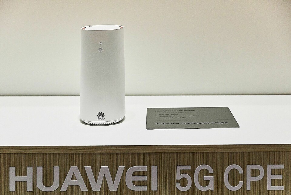 Huawei-sjef Richard Yu lansere selskapets 5G Customer-premises equipment-ruter (CPE) på World Mobile Congress. Foto: Huawei.