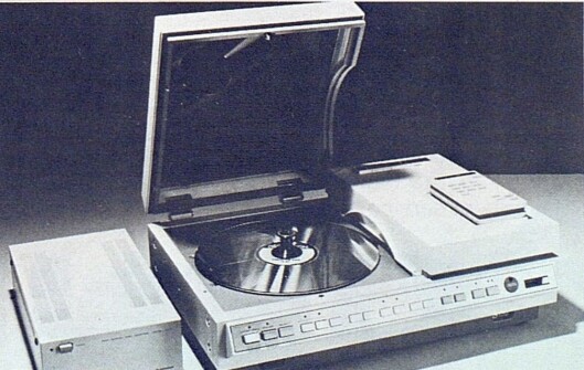 Pioneer viste sin VLP-maskin (samme system som Philips' men produsert i Japan), men benyttet den bare til demonstrasjon av PCM-plater for lydgjengivelse - derfor adapteren til venstre. Bilde fra Radiobransjen nr. 10/1979. Pioneer viste sin VLP-maskin (samme system som Philips' men produsert i Japan), men benyttet den bare til demonstrasjon av PCM-plater for lydgjengivelse - derfor adapteren til venstre. Bilde fra Radiobransjen nr. 10/1979.