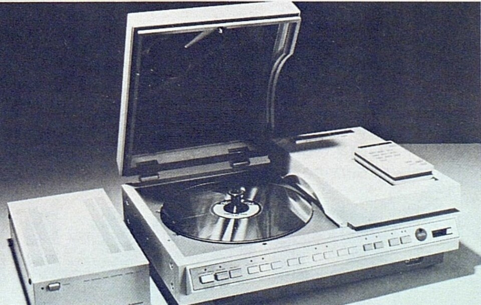 Pioneer viste sin VLP-maskin (samme system som Philips' men produsert i Japan), men benyttet den bare til demonstrasjon av PCM-plater for lydgjengivelse - derfor adapteren til venstre. Bilde fra Radiobransjen nr. 10/1979.