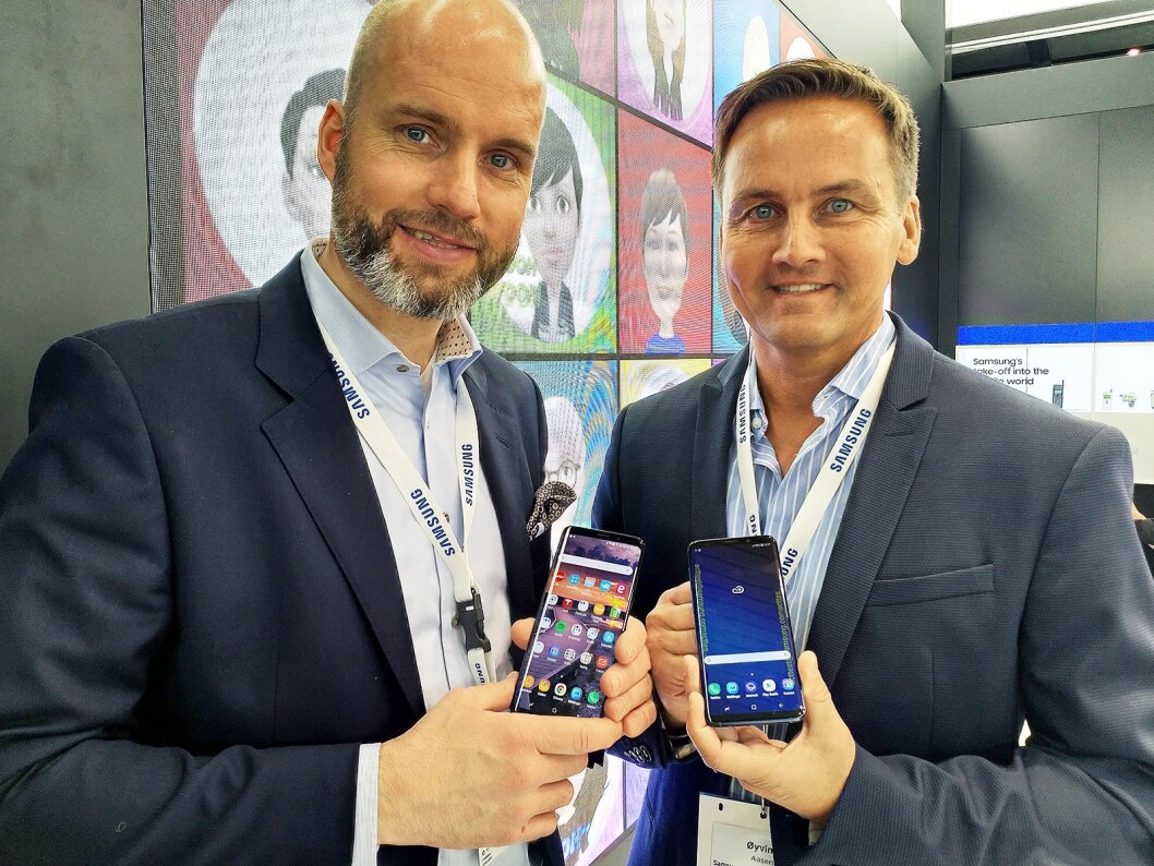Stig-Ove Langø, salgssjef mobil i Samsung Norden og produktspesialist Øyvind Åsen viser fram selskapet nye flaggskip. Foto: Marte Ottemo Stig-Ove Langø, salgssjef mobil i Samsung Norden og produktspesialist Øyvind Åsen viser fram selskapet nye flaggskip. Foto: Marte Ottemo