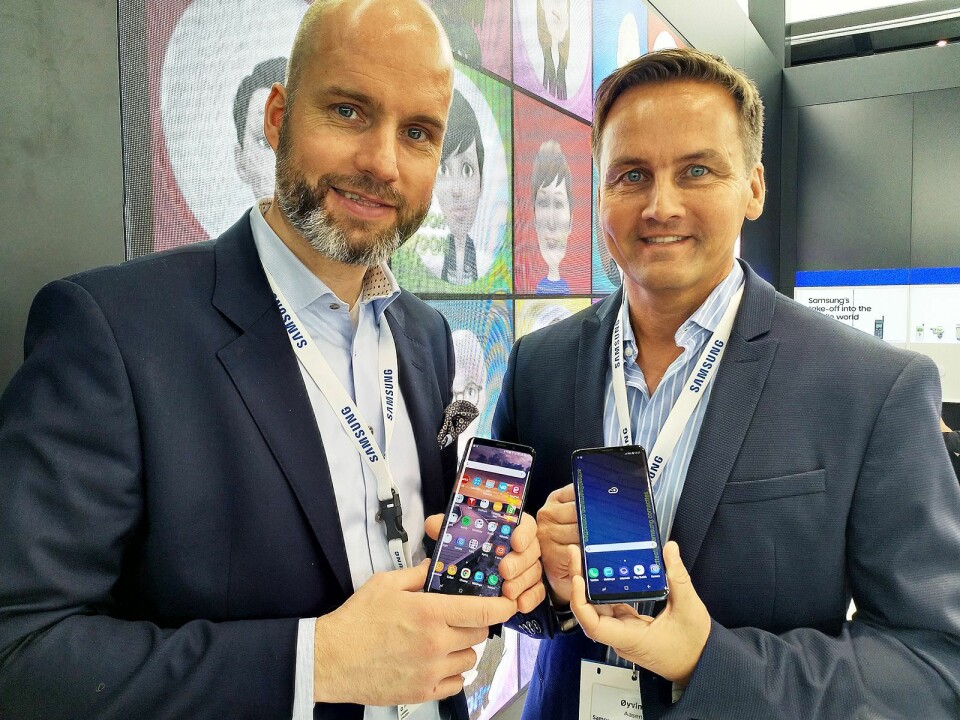 Stig-Ove Langø, salgssjef mobil i Samsung Norden og produktspesialist Øyvind Åsen viser fram selskapet nye flaggskip. Foto: Marte Ottemo
