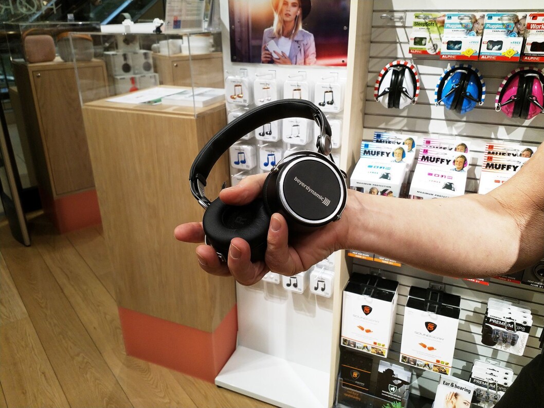 Hodetelefonene Aventho fra tyske Beyerdynamic sjekker hørselen på brukeren, og justerer lyden slik at den skal oppleves slik den en gang var. Foto: Marte Ottemo Hodetelefonene Aventho fra tyske Beyerdynamic sjekker hørselen på brukeren, og justerer lyden slik at den skal oppleves slik den en gang var. Foto: Marte Ottemo