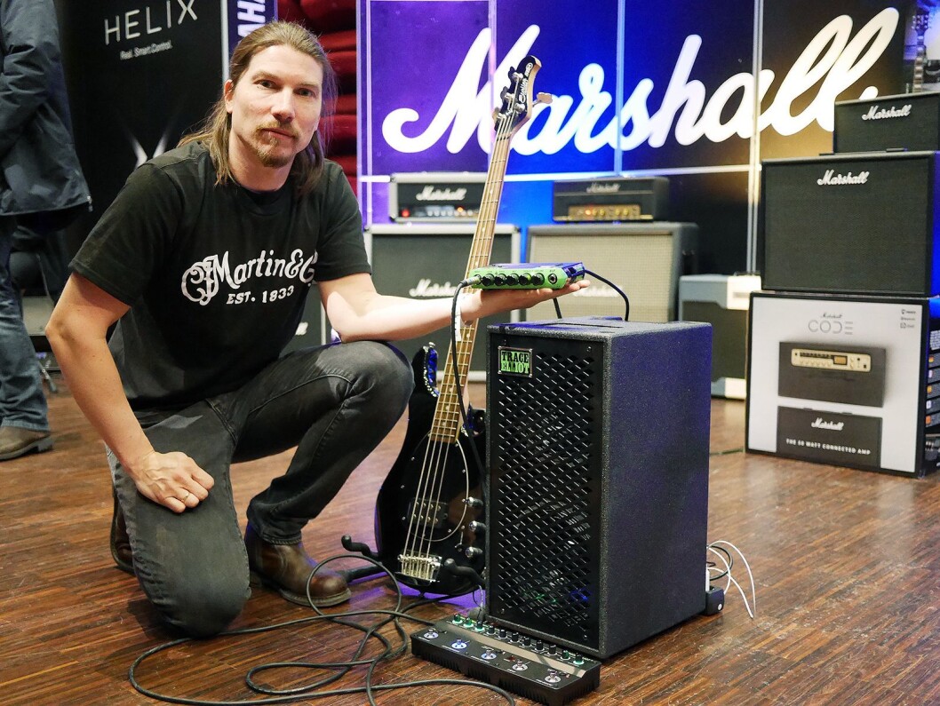 Morten Jensen i EM Nordic med basskabinettet 2X8 (5.300,-), pre-amp pedalen Transit (4.100,-) og basstoppen ELF (2.850,-). Bassen er en Sterling by Musicman. Foto: Stian Sønsteng Morten Jensen i EM Nordic med basskabinettet 2X8 (5.300,-), pre-amp pedalen Transit (4.100,-) og basstoppen ELF (2.850,-). Bassen er en Sterling by Musicman. Foto: Stian Sønsteng