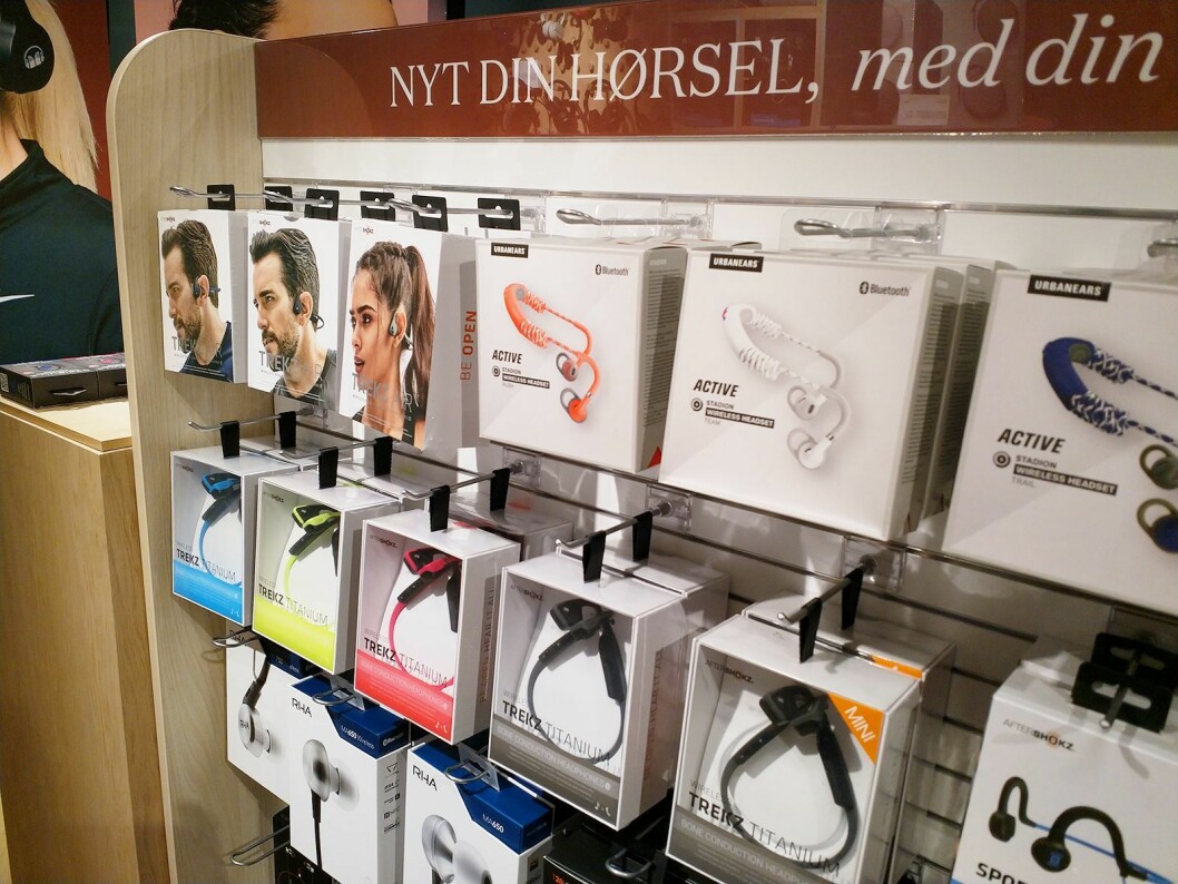 Det er ikke bare spesialprodukter for hørselshemmede som selges i Hør, også kjente merker som Urbanears er å finne i butikken. Foto: Marte Ottemo
