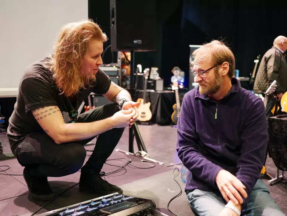 Finn Schatvet-Riisager (t. h.) fra Nøtterøy slår av en prat med gitaristen Oliver Engqvist som er ambassadør for Yamaha. Foto: Stian Sønsteng.