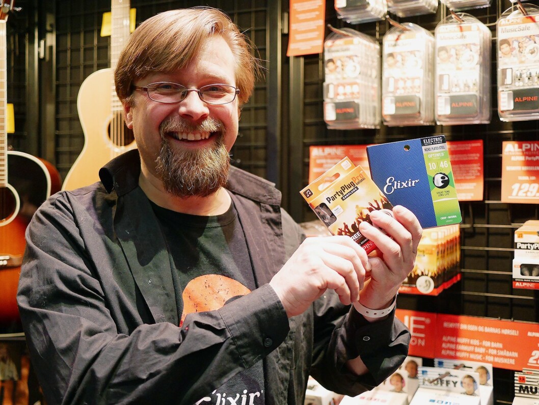 Når Terje Mentyjærvi skal trekke frem et par produkter Musikk og elektronikk AS viser under Larvik gitarfestival, finner han to små esker; Alpine PartyPlug Pro og Elixir Optiweb. Foto: Stian Sønsteng Når Terje Mentyjærvi skal trekke frem et par produkter Musikk og elektronikk AS viser under Larvik gitarfestival, finner han to små esker; Alpine PartyPlug Pro og Elixir Optiweb. Foto: Stian Sønsteng
