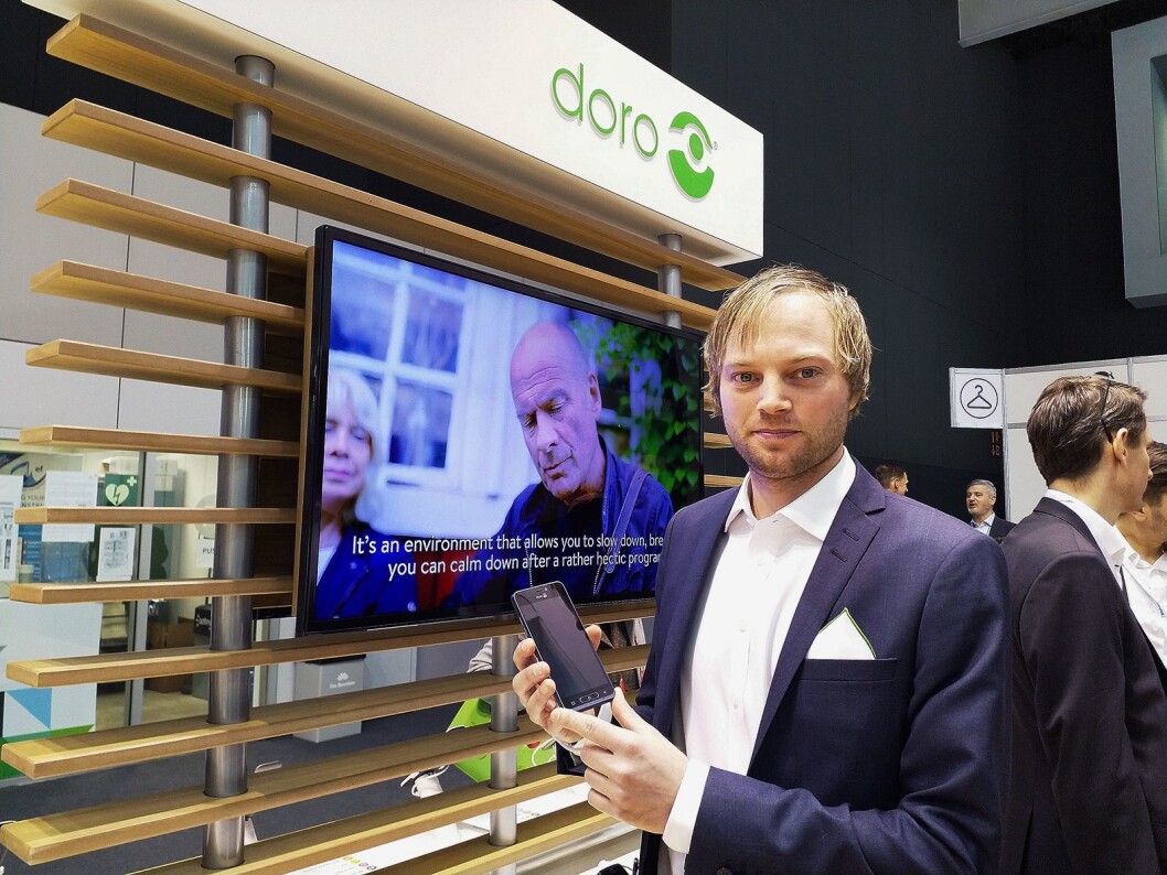 Nøkkelkundeansvarlig i Doro Norge, Anders Austad, viser fram selskapets nyeste smarttelefon 8035 på mobilmessen i Barcelona. Foto: Marte Ottemo Nøkkelkundeansvarlig i Doro Norge, Anders Austad, viser fram selskapets nyeste smarttelefon 8035 på mobilmessen i Barcelona. Foto: Marte Ottemo