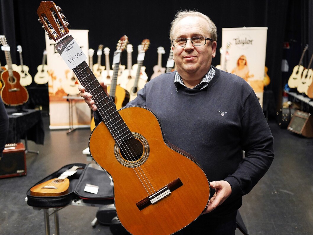 Peter Kalisky i Norwegian Guitar Center med en Flamenco Negra, bygget av Lester DeVoe. Pris: 135.000,- Foto: Stian Sønsteng Peter Kalisky i Norwegian Guitar Center med en Flamenco Negra, bygget av Lester DeVoe. Pris: 135.000,- Foto: Stian Sønsteng