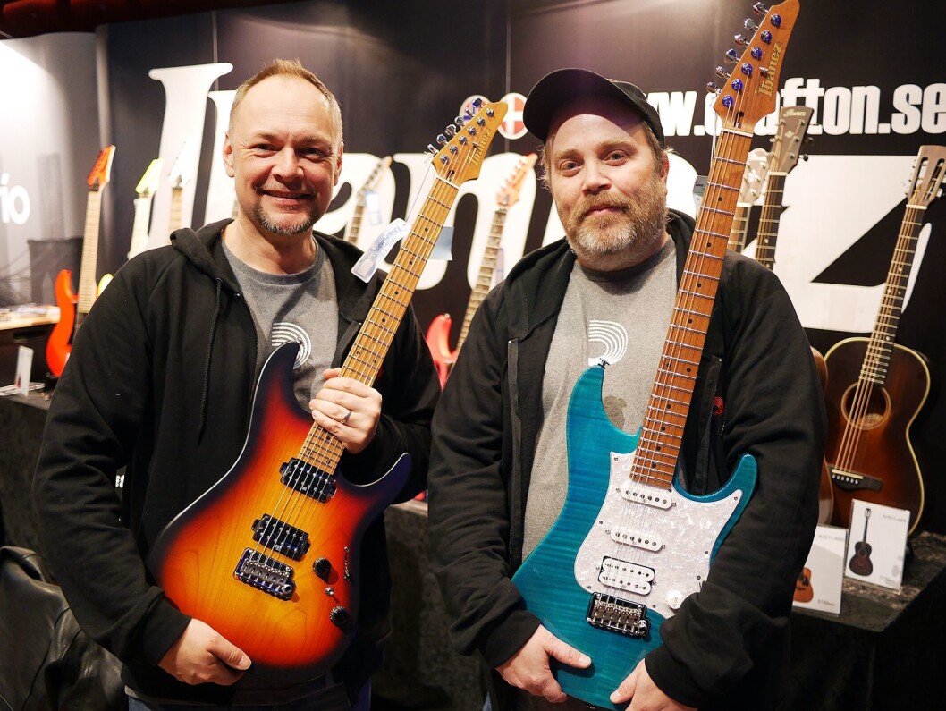 Svante Brodin (t. v.) og Magnus Olsson i Crafton Musik AB med to av modellene i den nye Ibanez AZ-serien. Foto: Stian Sønsteng Svante Brodin (t. v.) og Magnus Olsson i Crafton Musik AB med to av modellene i den nye Ibanez AZ-serien. Foto: Stian Sønsteng