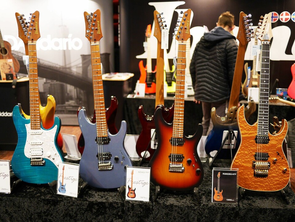 Tre av gitarene i Ibanez AZ-serien, med litt rundere kanter. Til høyre den klassiske RG652BG-NTF. Foto: Stian Sønsteng.