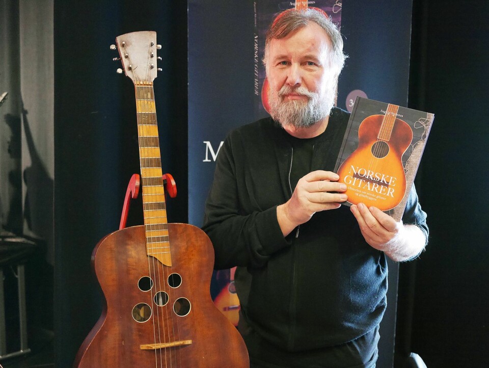 Asgaut Steinnes har gitt ut boka «Norske gitarer» på Jæren forlag. Her med en gitar fra 1947, laget av Asbjørn Henriksen i Porsgrunn. Foto: Stian Sønsteng