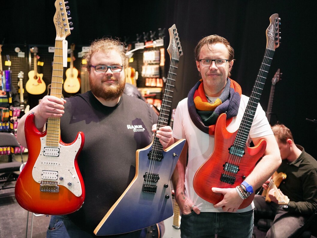 Eirik Sten Syrdalen (t .v.) og Preben Kobro i Grimstad-selskapet Evenstad Musikk-Distribusjon stilte på Larvik gitarfestival med Chapman Guitars. Foto: Stian Sønsteng Eirik Sten Syrdalen (t .v.) og Preben Kobro i Grimstad-selskapet Evenstad Musikk-Distribusjon stilte på Larvik gitarfestival med Chapman Guitars. Foto: Stian Sønsteng