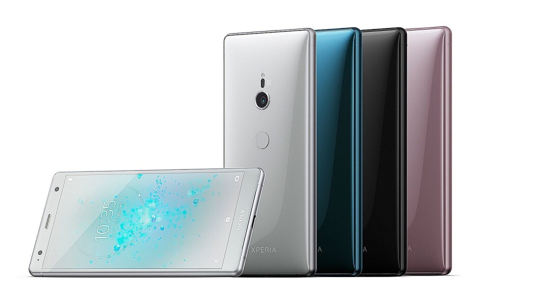 Sony XZ2 kommer fire nye farger, sølv, sort, dyp grønn og askerosa, og har fått en ny og buet design. Foto: Sony. Sony XZ2 kommer fire nye farger, sølv, sort, dyp grønn og askerosa, og har fått en ny og buet design. Foto: Sony.
