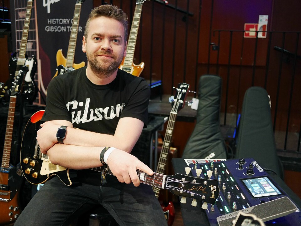 Håkon Øgreid i Luthman med en Gibson Les Paul og multifunksjonsbrettet fra HeadRush. Foto: Stian Sønsteng