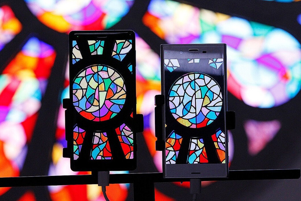 Sony Xperia XZ2 har fått støtte for HDR-formatet Hybrid Logg Gamma, som skal gi bedre fargegjengivelse. Til høyre er Xperia XZ1. Foto: GSMA. Sony Xperia XZ2 har fått støtte for HDR-formatet Hybrid Logg Gamma, som skal gi bedre fargegjengivelse. Til høyre er Xperia XZ1. Foto: GSMA.