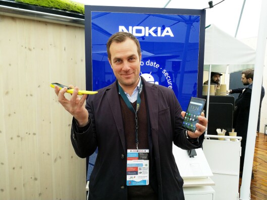 Ossi Korpela, Norden-sjef i HMD Global, viser fram Nokia 8110 4G og Nokia 8 Sirocco på årets Mobile World Congress. Foto: Marte Ottemo.