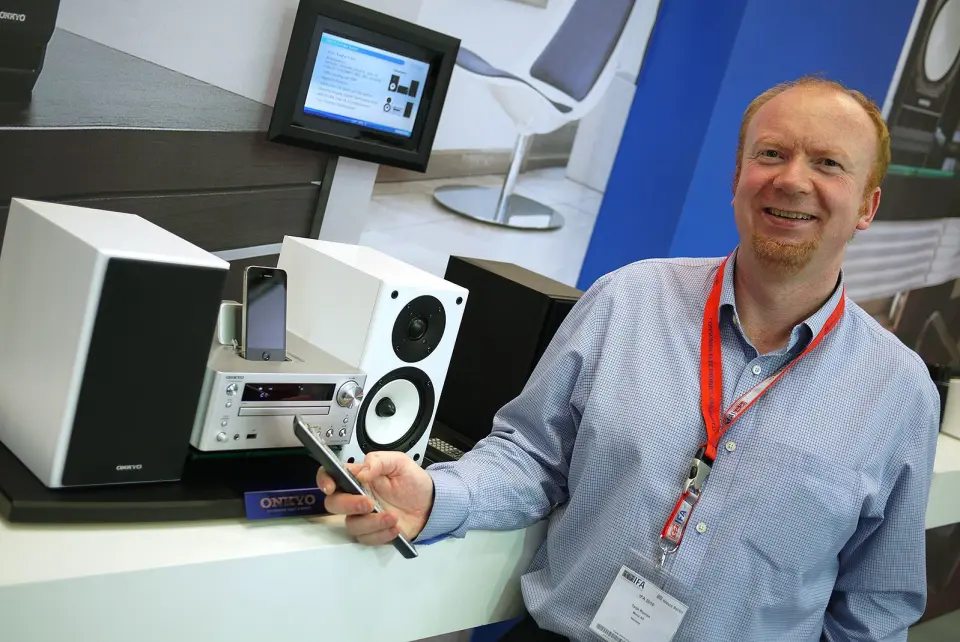 Terje Romen i Mono AS har hatt Onkyo siden 2004. Her er han fotografert på IFA-messen i 2010, med Onkyos mikrosystem CS-545. Foto: Stian Sønsteng Terje Romen i Mono AS har hatt Onkyo siden 2004. Her er han fotografert på IFA-messen i 2010, med Onkyos mikrosystem CS-545. Foto: Stian Sønsteng