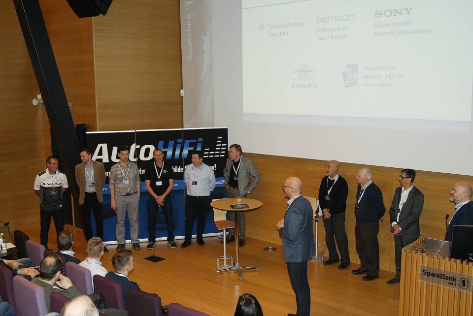 Daglig leder Torbjørn Raad i AutoHiFi presenterer leverandørene som deltar på forhandlerkonferansen. Foto: Beate Tiller