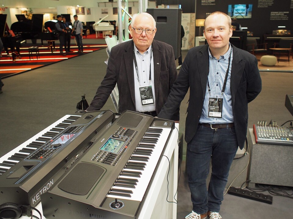 Inge Dippner (til venstre) sammen med Dag B. Dippner viser frem det nye SD60 key-boardet fra Ketron. Foto: Jan Røsholm