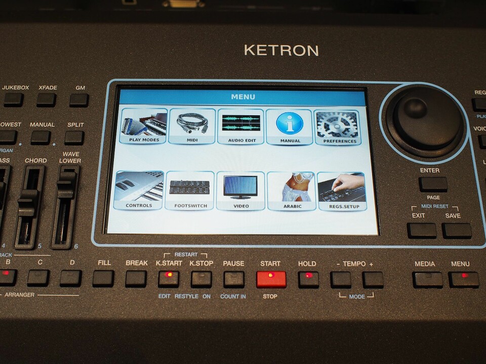 Ketron SD60 har en stor trykkfølsom fargeskjerm som gir tilgang til alle funksjoner og innstillinger. Foto: Jan Røsholm.