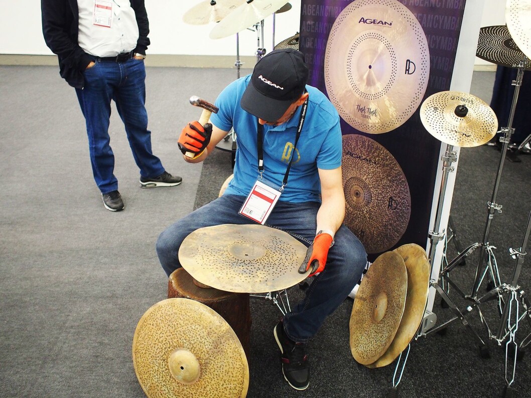 Her hamres cymbaler i en av messehallene på Musikkmesse. Foto: Jan Røsholm. Her hamres cymbaler i en av messehallene på Musikkmesse. Foto: Jan Røsholm.