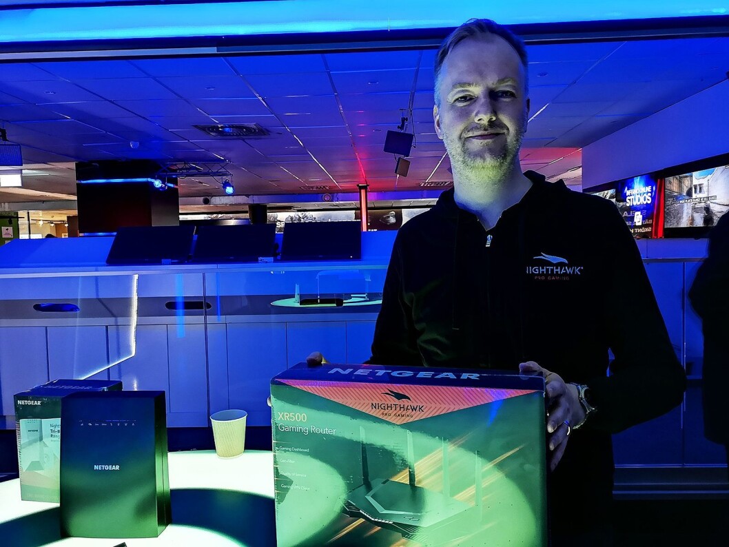 Pål Vatneberg, nordisk sjef i Netgear, viser fram selskapets nye spill-ruter. Foto: Marte Ottemo Pål Vatneberg, nordisk sjef i Netgear, viser fram selskapets nye spill-ruter. Foto: Marte Ottemo
