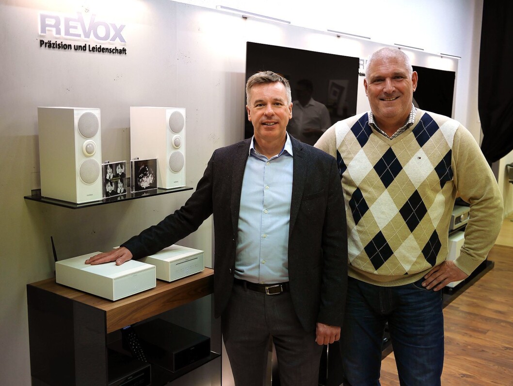 Eksportsjef Steve Croft (t. v.) i Revox og Per-Mårten Olsrud i Solipi med nettverksreveiveren Joy, som kommer i tre utgaver fra 11.000,- til 30.000,- kroner, og bokhyllehøyttaleren G70 (7.200,- per stykk). Foto: Stian Sønsteng Eksportsjef Steve Croft (t. v.) i Revox og Per-Mårten Olsrud i Solipi med nettverksreveiveren Joy, som kommer i tre utgaver fra 11.000,- til 30.000,- kroner, og bokhyllehøyttaleren G70 (7.200,- per stykk). Foto: Stian Sønsteng