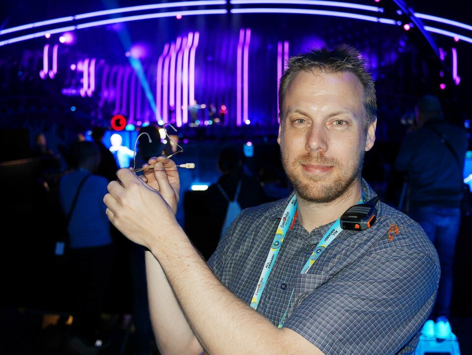 Jonas Næsby i Sennheiser Nordic med bøylemikrofonen der kardioide-mikrofonen fra HSP 4 er kombinert med nakkebøylen fra SL Headmic 1. Foto: Stian Sønsteng