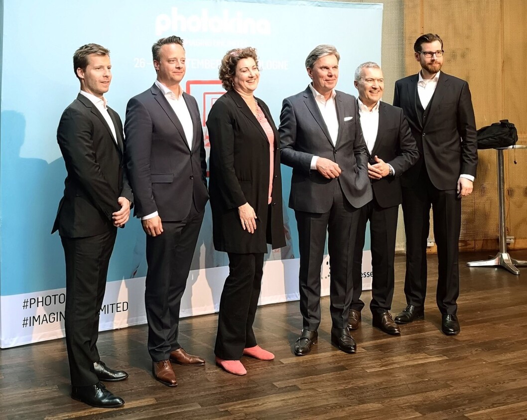 Christoph Menke, sjef for Photokina, Christoph Werner, nestsjef i Koelnmesse, Katharina C. Hamma, daglig leder i Koelnmesse, Rainer Führes, styreleder av Photographic Industry Association og sjef i Canon Tyskland, Christian Müller-Rieker, daglig leder i Photographic Industry Association og Jan-Raphael Spitzhorn, sjef i DIGILITY møtte europeisk fotopresse for å fortelle om Photokinas vei videre. Foto: Marte Ottemo. Christoph Menke, sjef for Photokina, Christoph Werner, nestsjef i Koelnmesse, Katharina C. Hamma, daglig leder i Koelnmesse, Rainer Führes, styreleder av Photographic Industry Association og sjef i Canon Tyskland, Christian Müller-Rieker, daglig leder i Photographic Industry Association og Jan-Raphael Spitzhorn, sjef i DIGILITY møtte europeisk fotopresse for å fortelle om Photokinas vei videre. Foto: Marte Ottemo.