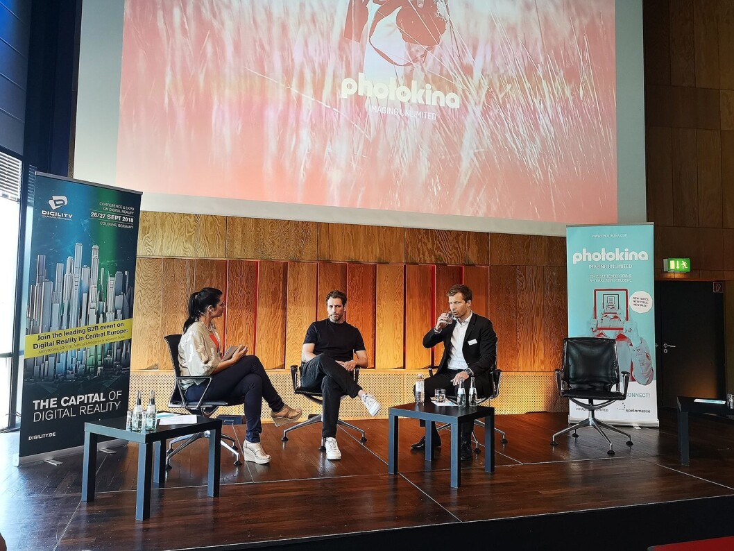 Debattleder Julia Bauer, instagram-fotograf Michael Schulz og Christoph Menke, sjef for Photokina, snakket om sosiale mediers rolle i fotobransjen. Foto: Marte Ottemo. Debattleder Julia Bauer, instagram-fotograf Michael Schulz og Christoph Menke, sjef for Photokina, snakket om sosiale mediers rolle i fotobransjen. Foto: Marte Ottemo.