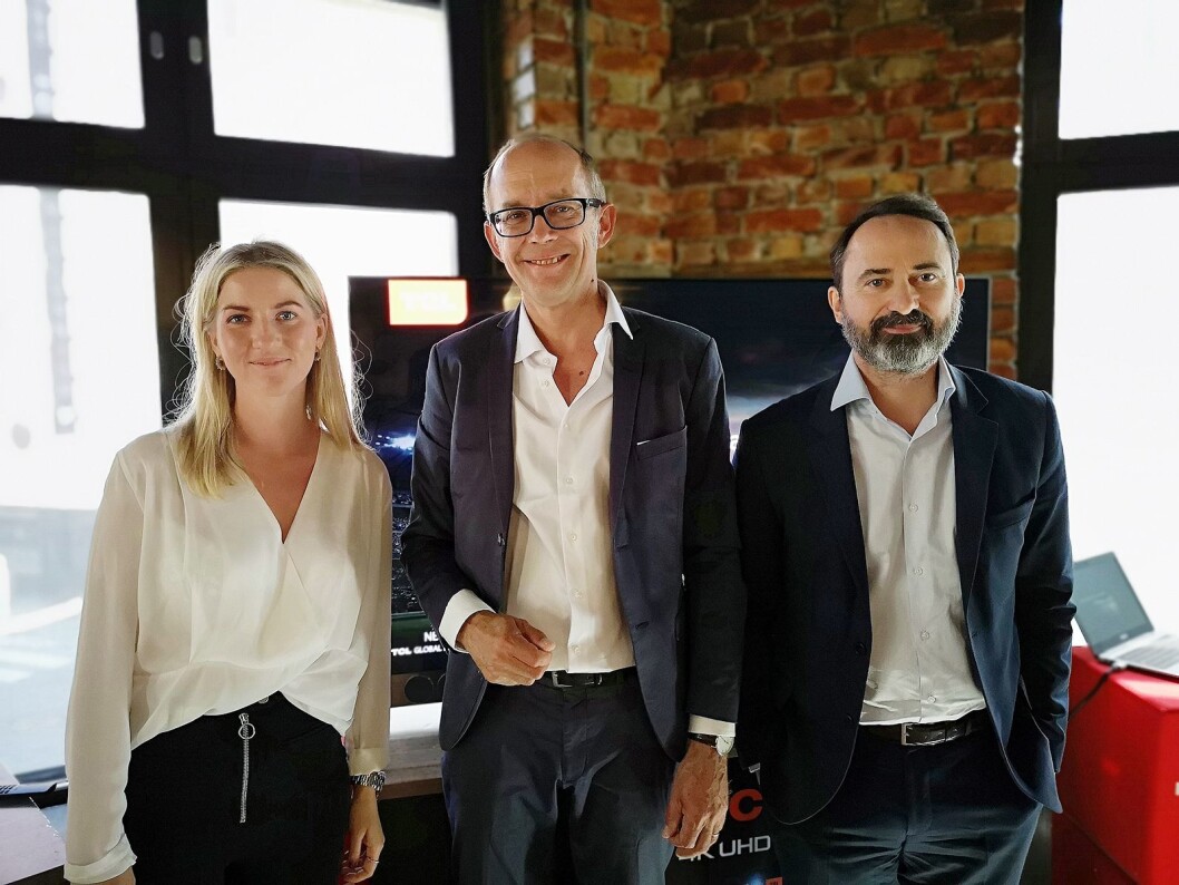 Nordisk markessjef Josefine Persson, salgssjef for Norden, Storbritannia og Baltikum Johan Huss og europeisk markedssjef Antoine Salomé viste fram selskapets TV-modeller for 2018. Foto: Marte Ottemo Nordisk markessjef Josefine Persson, salgssjef for Norden, Storbritannia og Baltikum Johan Huss og europeisk markedssjef Antoine Salomé viste fram selskapets TV-modeller for 2018. Foto: Marte Ottemo