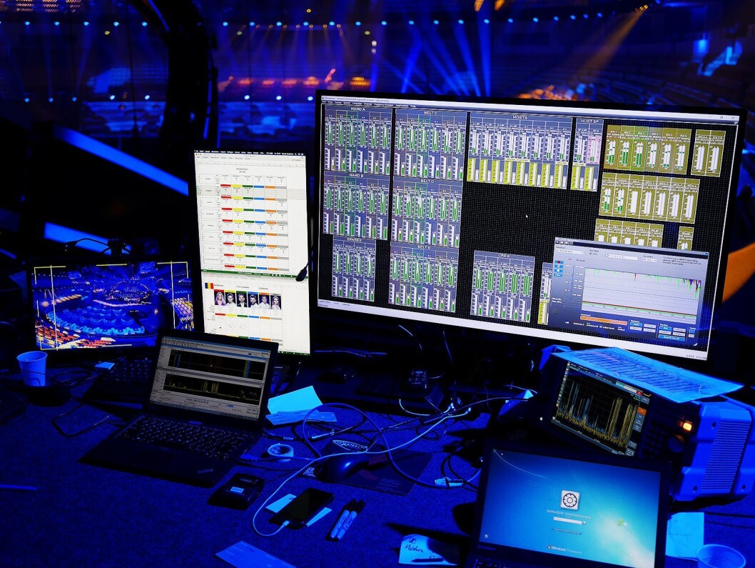 Arbeidsplassen til Sennheisers medarbeidere, der en skjerm monitorerer alle senderne, og brukes til å fjernstyre disse. Foto. Stian Sønsteng Arbeidsplassen til Sennheisers medarbeidere, der en skjerm monitorerer alle senderne, og brukes til å fjernstyre disse. Foto. Stian Sønsteng