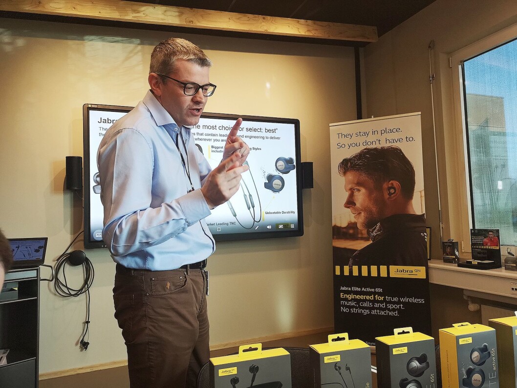 Markedsansvarlig Calum McDougall går gjennom proff- og konsumentproduktene til Jabra. Foto: Marte Ottemo Markedsansvarlig Calum McDougall går gjennom proff- og konsumentproduktene til Jabra. Foto: Marte Ottemo