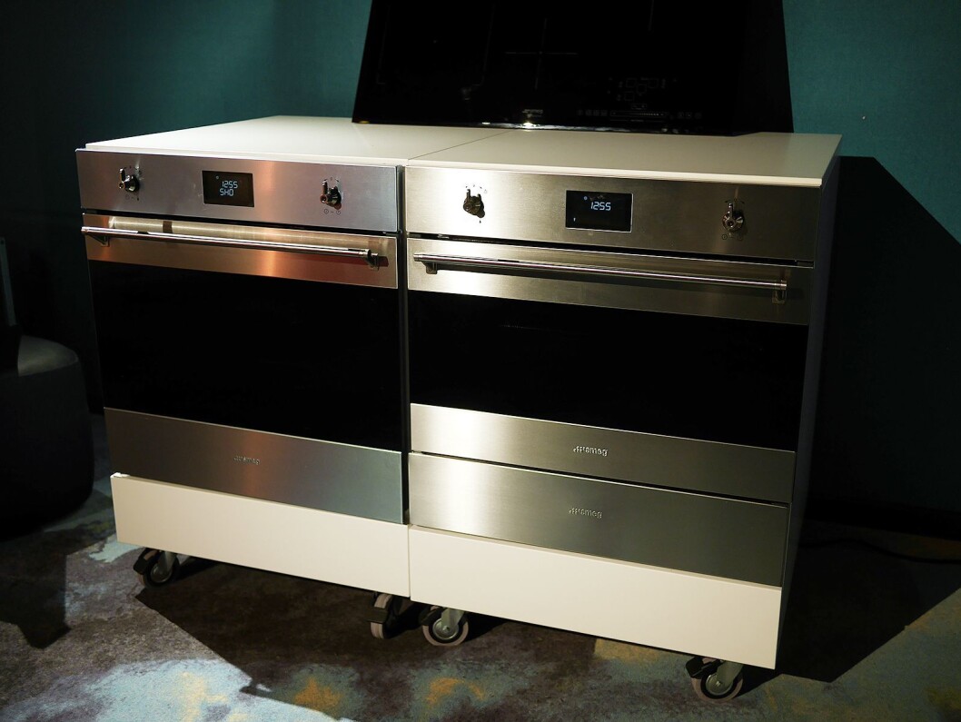 Smeg Classic-serien er ute hos Power. Til venstre bygg-inn ovn med pyrolyse, to teleskopskinner og 70 liters volum, til høyre kombimikroen med varmeskuff. Foto: Stian Sønsteng. Smeg Classic-serien er ute hos Power. Til venstre bygg-inn ovn med pyrolyse, to teleskopskinner og 70 liters volum, til høyre kombimikroen med varmeskuff. Foto: Stian Sønsteng.