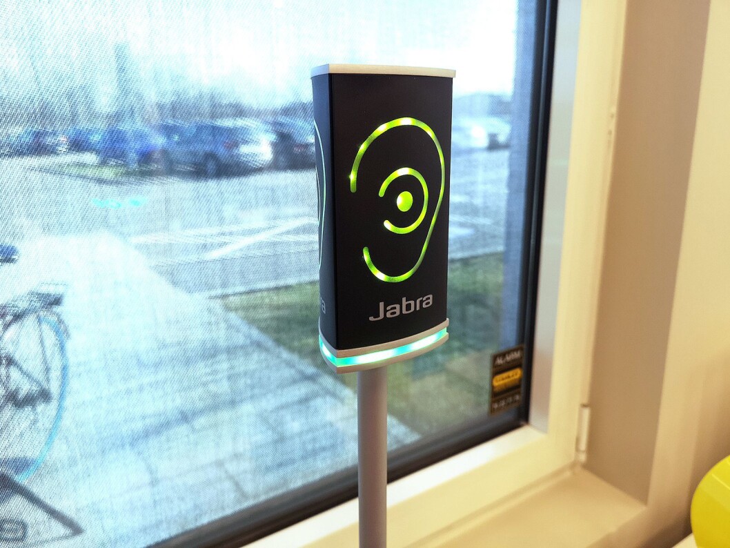 Jabra tester også ut nye løsninger for kontoret som ikke skal puttes i ørene. Denne sensoren måler støynivået i et åpent landskap. Foto: Marte Ottemo. Jabra tester også ut nye løsninger for kontoret som ikke skal puttes i ørene. Denne sensoren måler støynivået i et åpent landskap. Foto: Marte Ottemo.