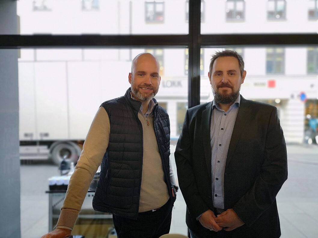 Stig-Ove Langø, salgssjef mobil i Samsung Norden, og service-sjef Svein Erik Jensen i er fornøyde med å ha åpnet selskapets første service-butikk i Norge. Foto: Marte Ottemo. Stig-Ove Langø, salgssjef mobil i Samsung Norden, og service-sjef Svein Erik Jensen i er fornøyde med å ha åpnet selskapets første service-butikk i Norge. Foto: Marte Ottemo.