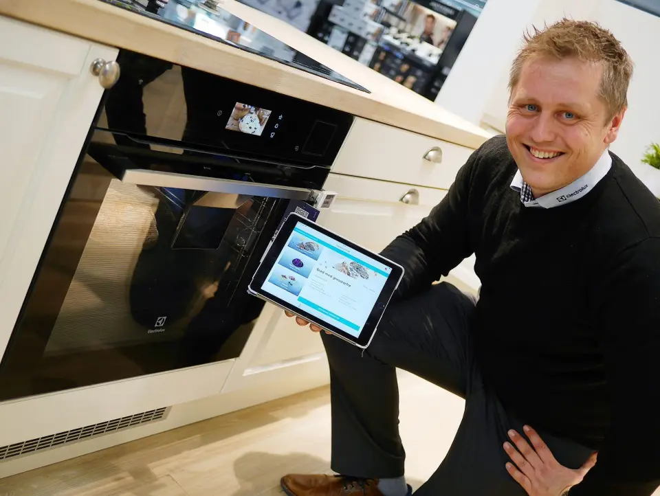 Martin Stenberg, distriktssjef i Electrolux Home Products Norway, viser CombiSteam Pro Smart EKS985Z, med dampfunksjon og kamera. Foto: Stian Sønsteng Martin Stenberg, distriktssjef i Electrolux Home Products Norway, viser CombiSteam Pro Smart EKS985Z, med dampfunksjon og kamera. Foto: Stian Sønsteng