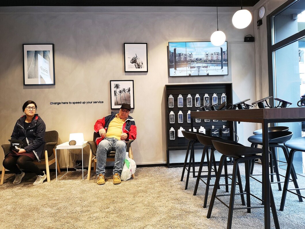 Butikken har fått skandinavisk design, og egne venteområder med komfortable stoler. Foto: Marte Ottemo. Butikken har fått skandinavisk design, og egne venteområder med komfortable stoler. Foto: Marte Ottemo.