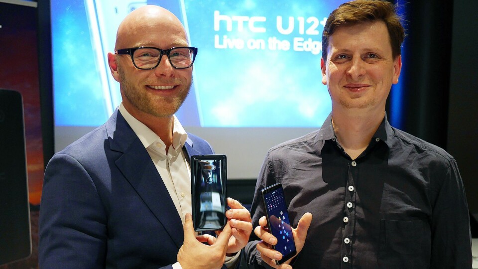 Norden-sjef Lars Toft (t. v.) og kommersiell produktsjef Bartosz Zuk i HTC presenterte U12+ i København den 22. mai. Foto: Stian Sønsteng