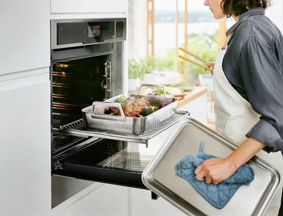 Electrolux CombiSteam Pro Smart EKS985Z har et ovnsvolum på 71 liter. Foto: Electrolux. Electrolux CombiSteam Pro Smart EKS985Z har et ovnsvolum på 71 liter. Foto: Electrolux.