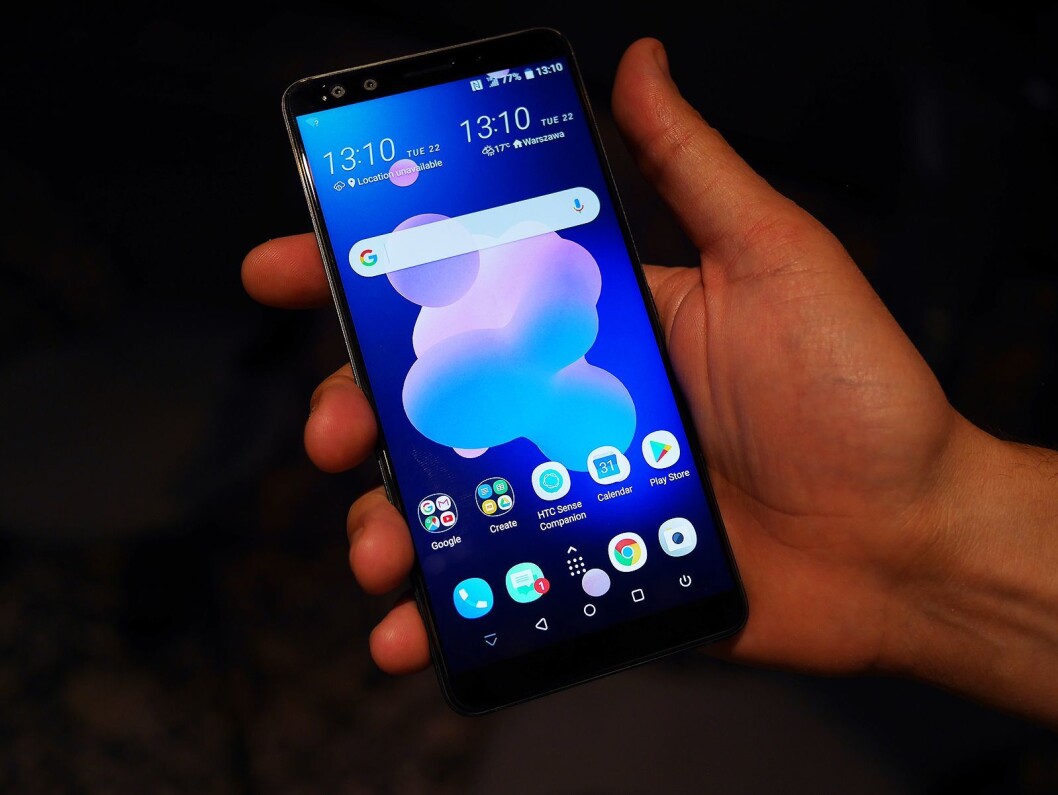 Med HTCs grensesnitt Edge Sense 2 er det mulig å kantklikke med tommelen for å få tilgang til forhåndsinnstilte apper og funksjoner. Foto: Stian Sønsteng Med HTCs grensesnitt Edge Sense 2 er det mulig å kantklikke med tommelen for å få tilgang til forhåndsinnstilte apper og funksjoner. Foto: Stian Sønsteng